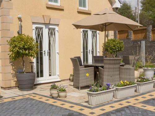 Queen Bee & B Merthyr Tydfil Exterior foto